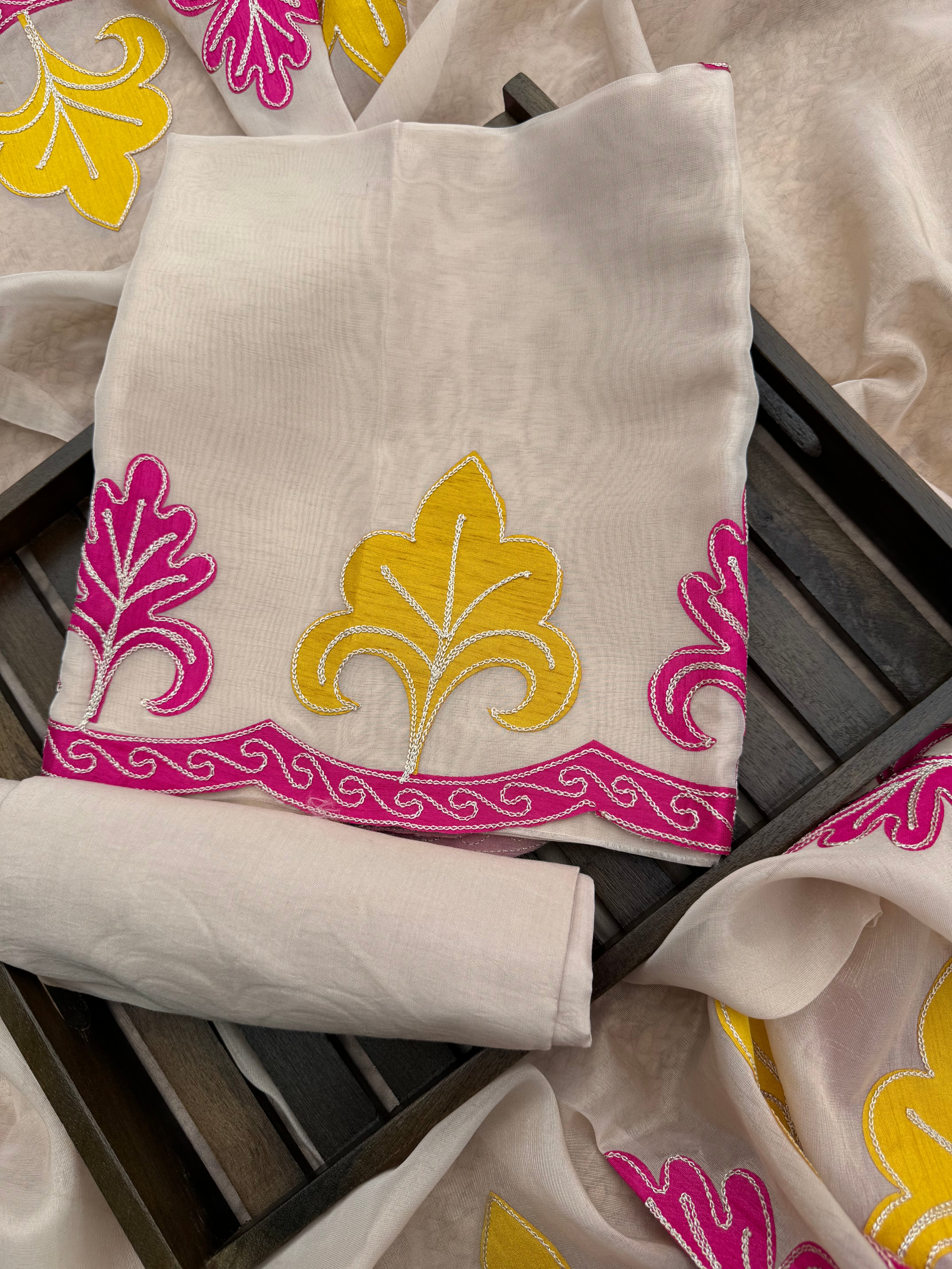 Pariha tissue appliqué suit set