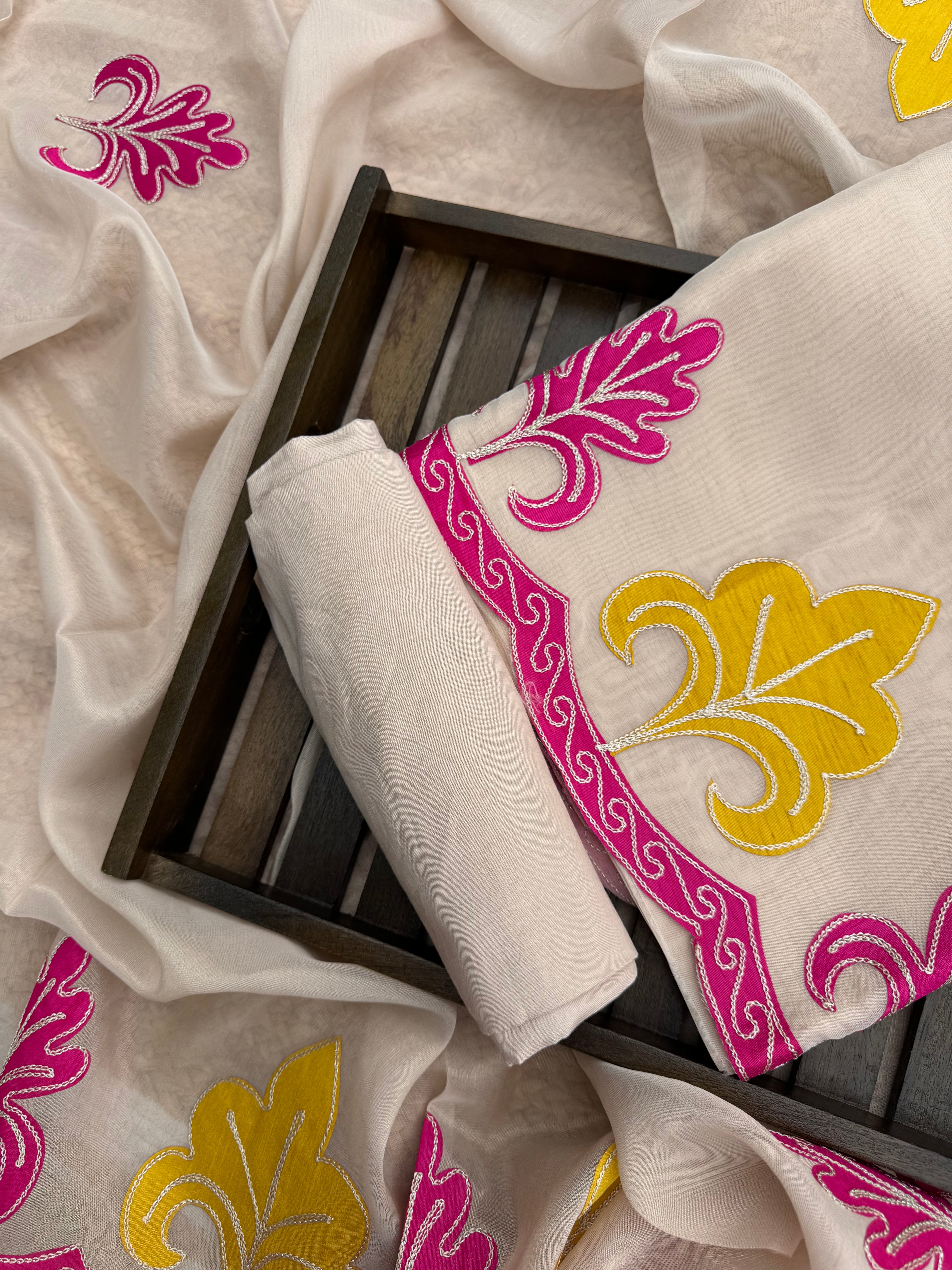Pariha tissue appliqué suit set